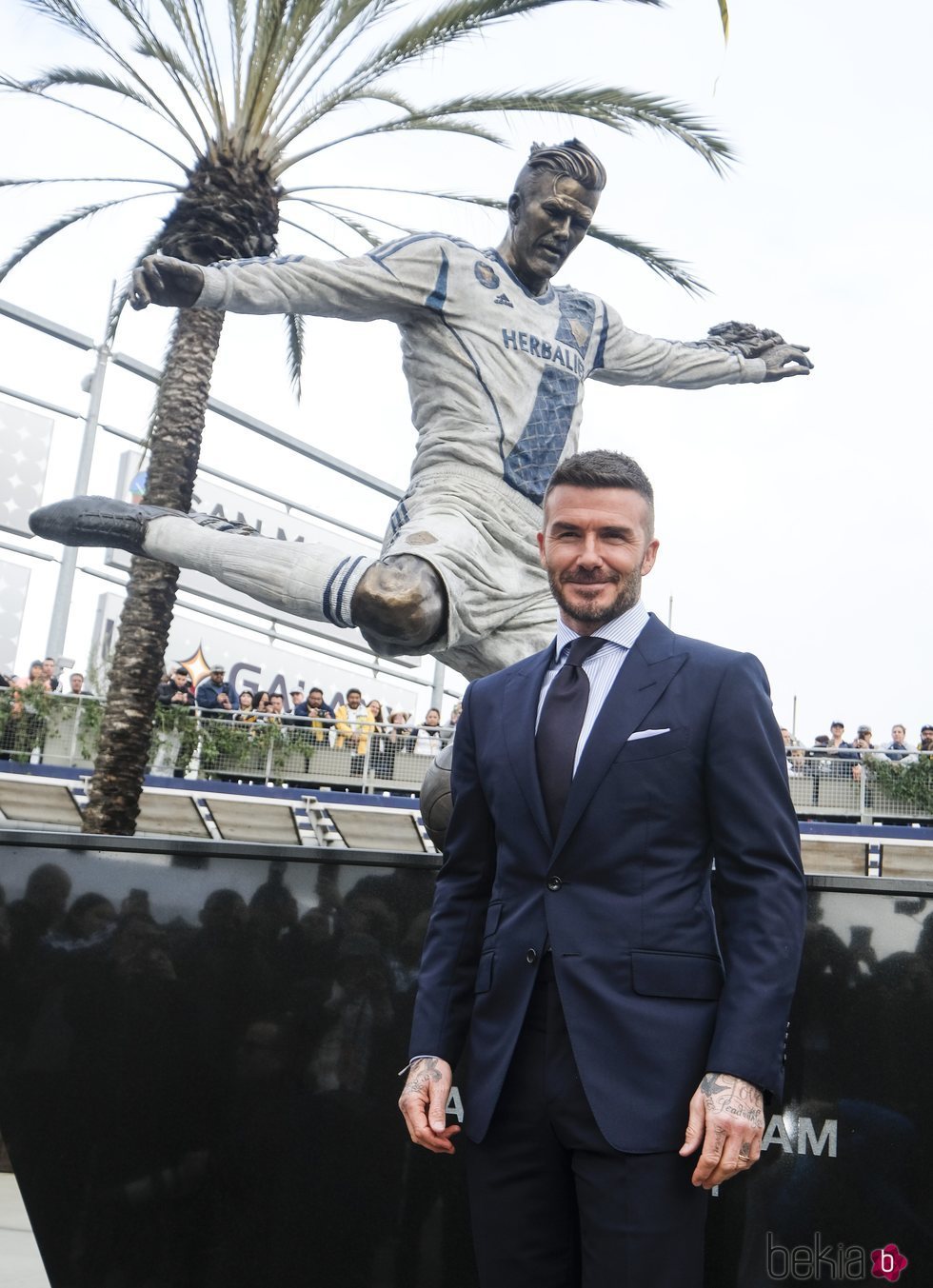 David Beckham posa junto a su estatua