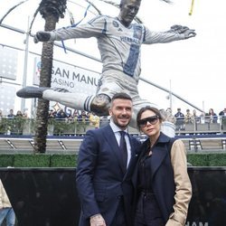 David Beckham y Victoria Beckham posan junto a la estatua del futbolista