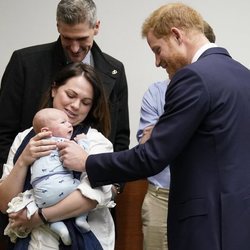 El Príncipe Harry con un bebé en el Hospital Reina Isabel de Birmingham