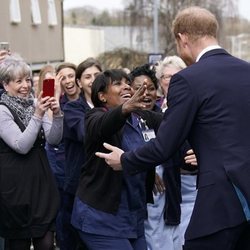 El Príncipe Harry saluda a una mujer en Birmingham