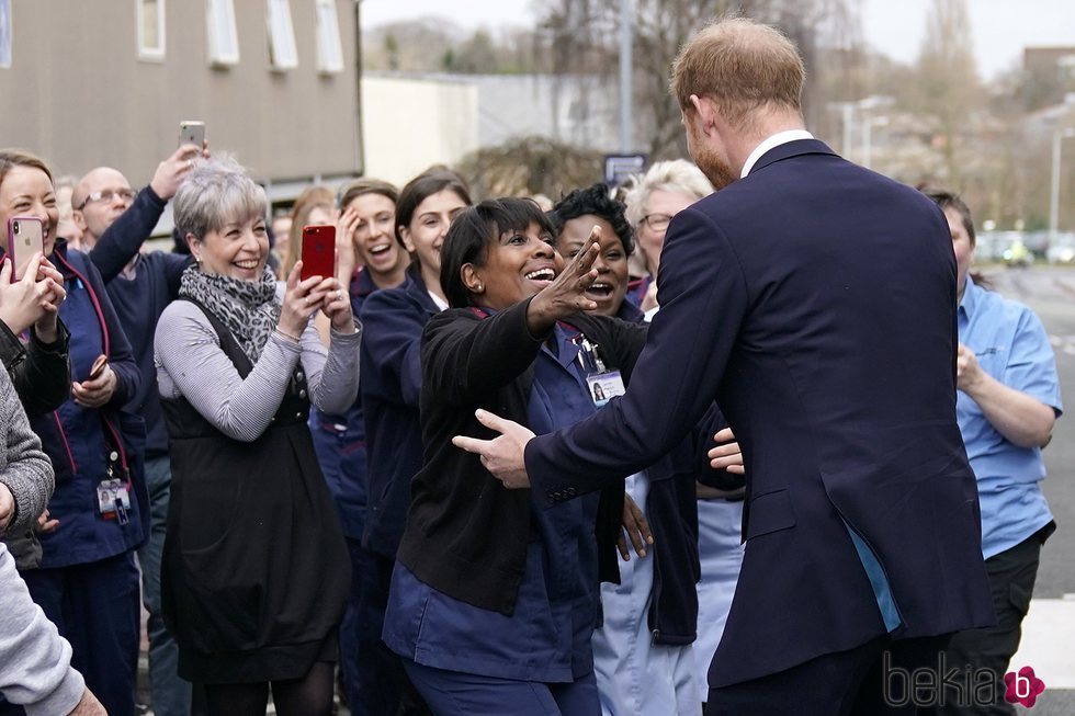 El Príncipe Harry saluda a una mujer en Birmingham