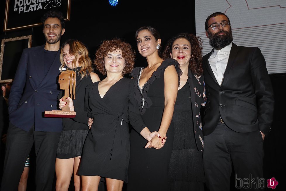 Elenco de 'Arde Madrid' con su premios Fotograma de Plata 2018