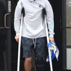 Zac Efron sale del hospital tras su operación de rodilla