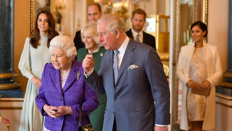 La Reina Isabel, el Príncipe Carlos, Camilla Parker, los Duques de Cambridge y los Duques de Sussex en el homenaje al Príncipe de Gales