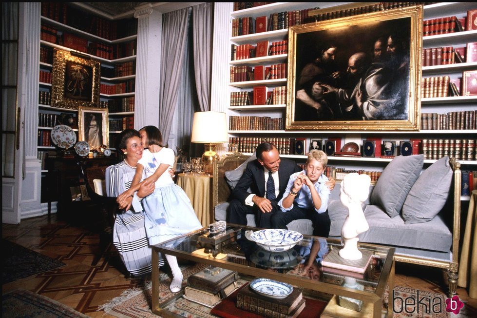 La Infanta Margarita y Carlos Zurita con sus dos hijos en su piso de Madrid