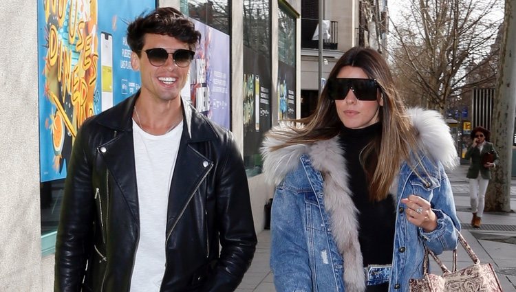 Daniel Illescas y Laura Matamoros paseando juntos por las calles de Madrid