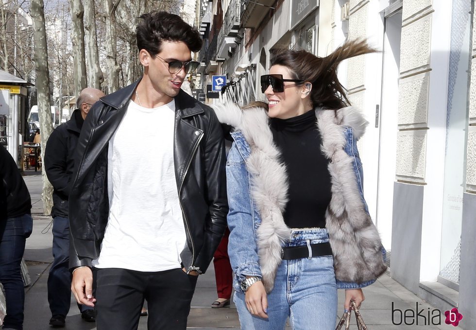 Laura Matamoros y Daniel Illescas paseando por las calles de Madrid