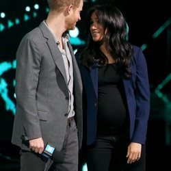 El Príncipe Harry mirando con ternura a Meghan Markle en el WE Day