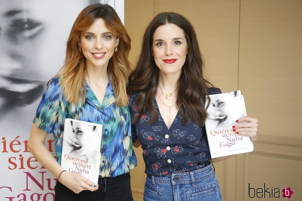 Nuria Gago presentando su libro en compañía de su amiga, Leticia Dolera