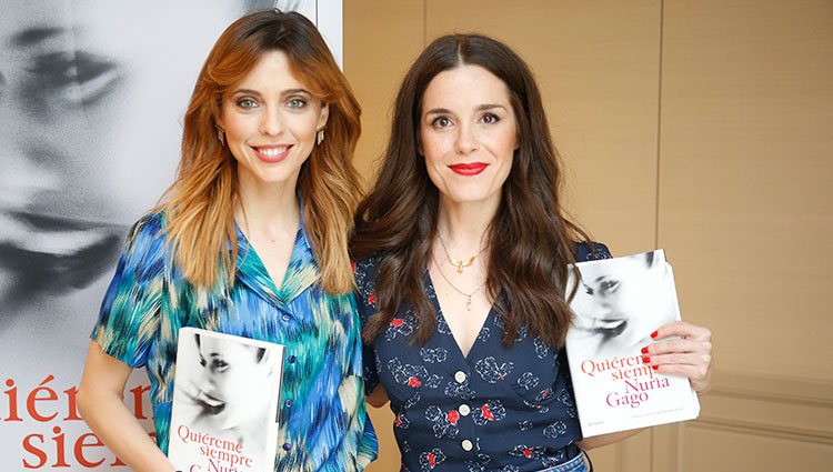Nuria Gago presentando su libro en compañía de su amiga, Leticia Dolera