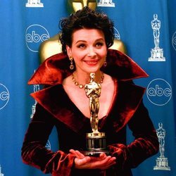 Juliette Binoche con el Oscar a Mejor Actriz por 'El Paciente inglés'