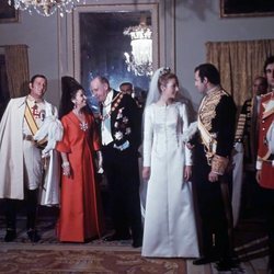 Carmen Martínez-Bordiú y Alfonso de Borbón posan con su familia el día de su boda