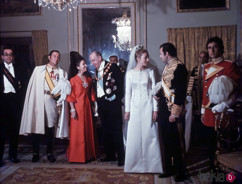 Carmen Martínez-Bordiú y Alfonso de Borbón posan con su familia el día de su boda
