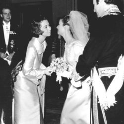 Don Juan Carlos y Doña Sofía saludando a Carmen Martínez-Bordiú y Alfonso de Borbón el día de su boda