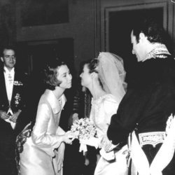 Don Juan Carlos y Doña Sofía saludando a Carmen Martínez-Bordiú y Alfonso de Borbón el día de su boda