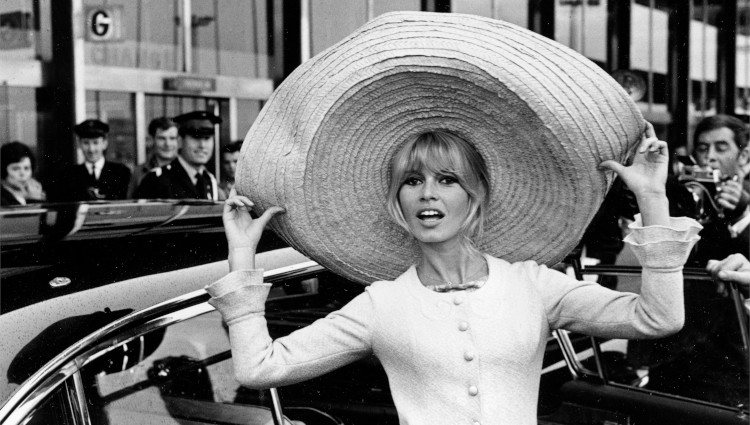 Brigitte Bardot paseando por las calles de París en 1965