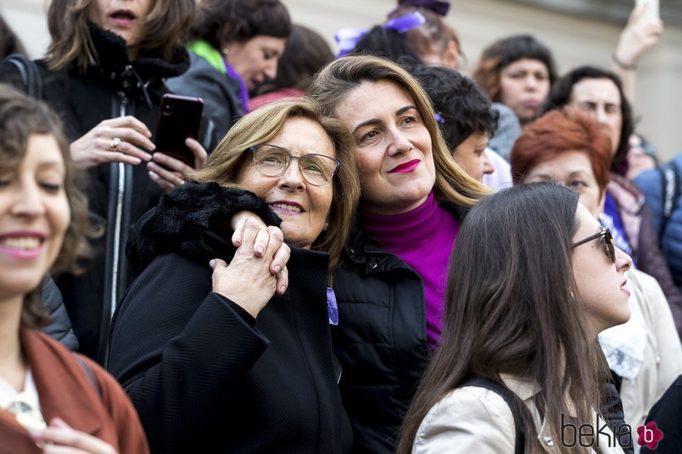 Carlota Corredera y su madre en la manifestación del 8M