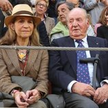 El Rey Juan Carlos y la Infanta Elena en una corrida de toros de Illescas