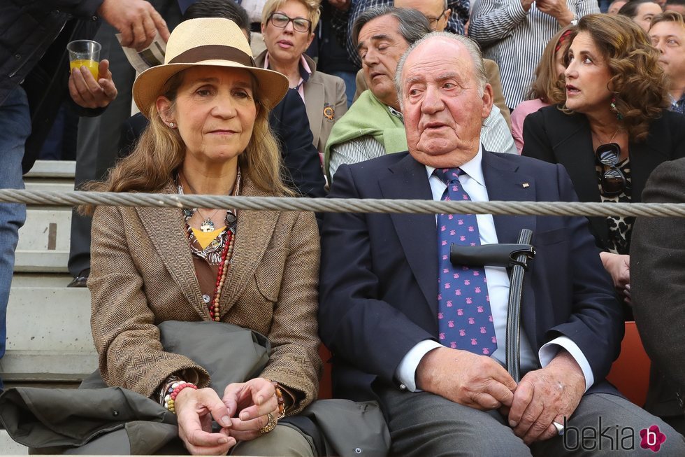 El Rey Juan Carlos y la Infanta Elena en una corrida de toros de Illescas