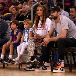 Shakira y Gerard Pique con sus hijos viendo un partido de baloncesto