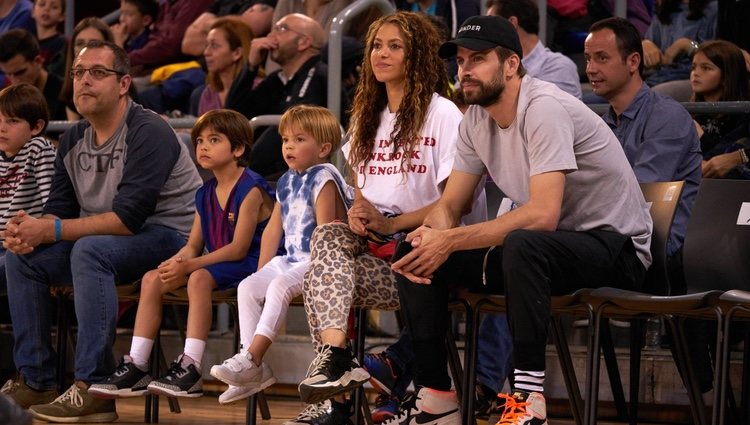 Shakira y Gerard Pique con sus hijos viendo un partido de baloncesto
