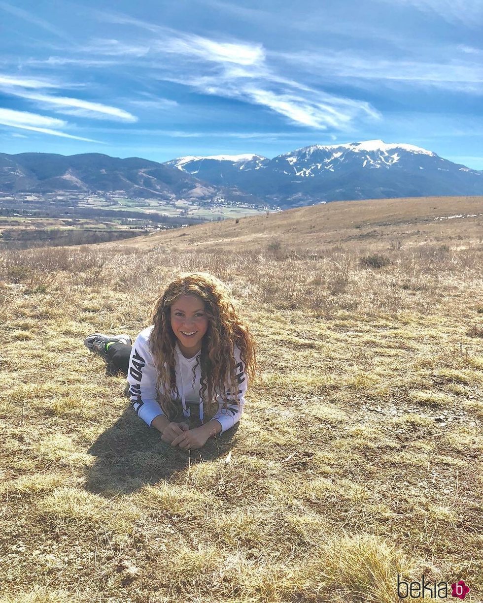 Shakira tumbada en el campo