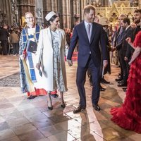 El Príncipe Harry y Meghan Markle con Grace Chatto de Clean Bandit en el Día de la Commonwealth 2019