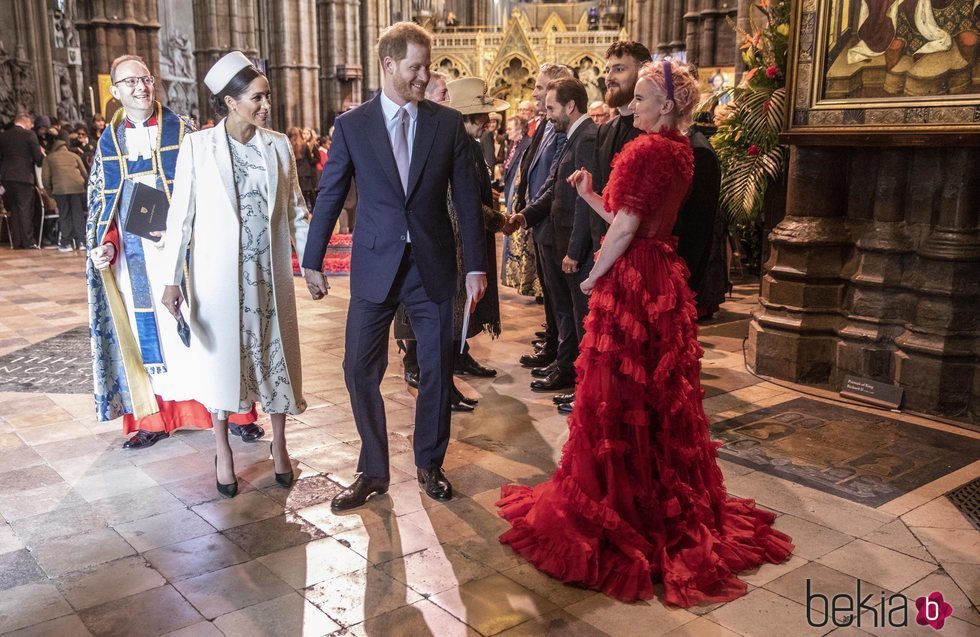 El Príncipe Harry y Meghan Markle con Grace Chatto de Clean Bandit en el Día de la Commonwealth 2019
