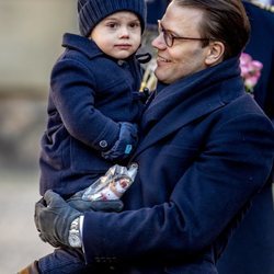Daniel de Suecia con su hijo Oscar en el Día del Nombre en honor a Victoria de Suecia