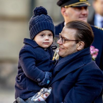 Daniel de Suecia con su hijo Oscar en el Día del Nombre en honor a Victoria de Suecia