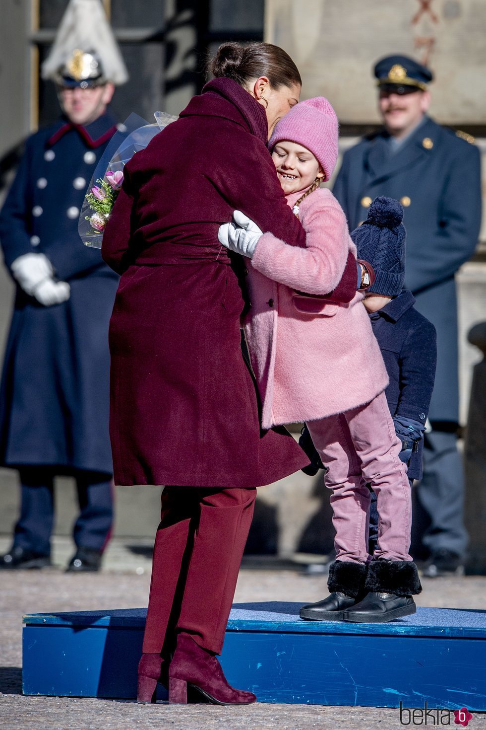 Victoria de Suecia y su hija Estela se abrazan en el Día del Nombre en honor a Victoria de Suecia