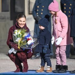 Victoria de Suecia con sus hijos Estela y Oscar en el Día del Nombre en honor a Victoria de Suecia
