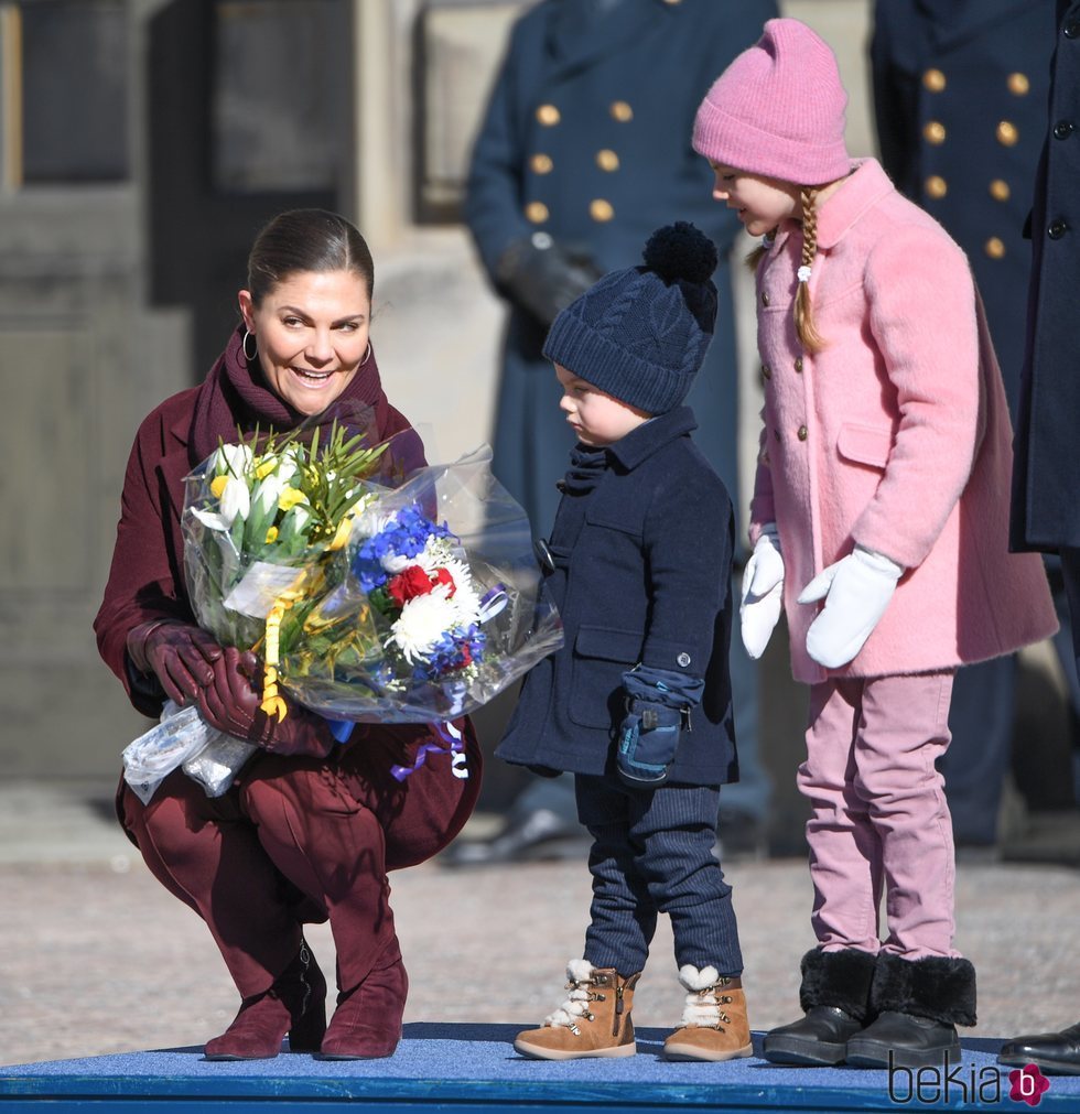 Victoria de Suecia con sus hijos Estela y Oscar en el Día del Nombre en honor a Victoria de Suecia