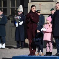 Victoria y Daniel de Suecia con la Princesa Estela y el Príncipe Oscar en el Día del Nombre en honor a Victoria de Suecia