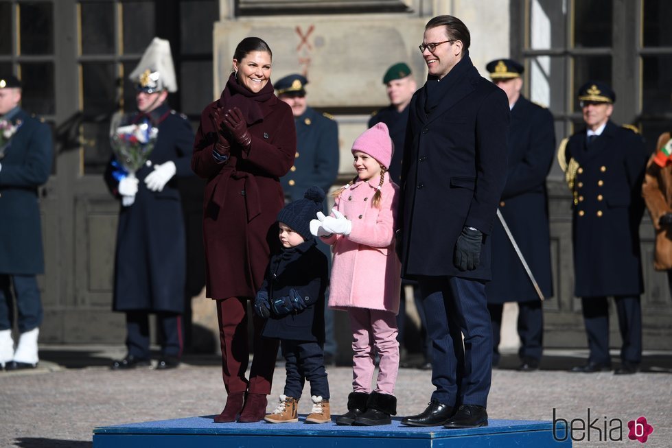 Victoria y Daniel de Suecia con la Princesa Estela y el Príncipe Oscar en el Día del Nombre en honor a Victoria de Suecia