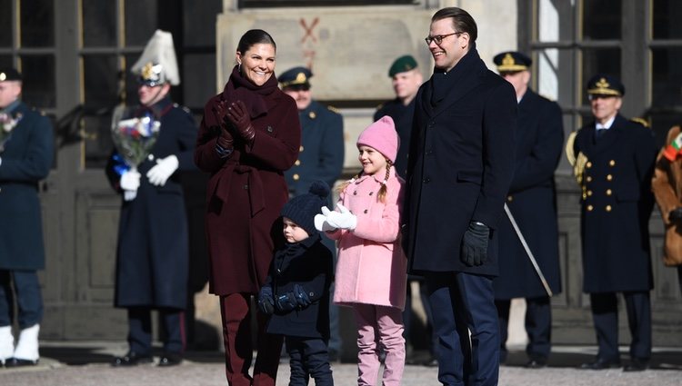 Victoria y Daniel de Suecia con la Princesa Estela y el Príncipe Oscar en el Día del Nombre en honor a Victoria de Suecia