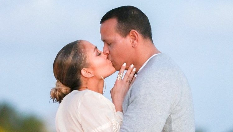 Jennifer Lopez y Alex Rodríguez besándose tras haberse comprometido
