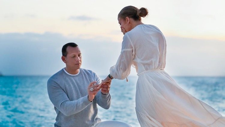 Alex Rodríguez pidiendo matrimonio a Jennifer Lopez en una playa de Bahamas