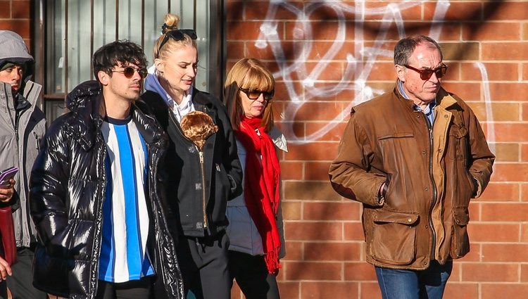 Joe Jonas con Sophie Turner y sus padres