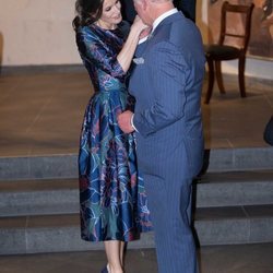 La Reina Letizia y el Príncipe Carlos saludándose con mucho cariño en la inauguración de la Exposición 'Sorolla: Spanish Master of Light'