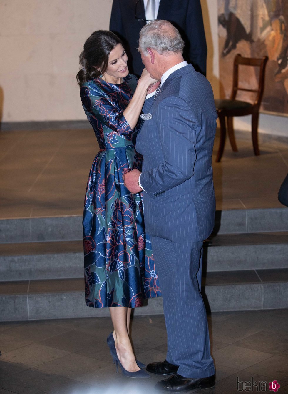La Reina Letizia y el Príncipe Carlos saludándose con mucho cariño en la inauguración de la Exposición 'Sorolla: Spanish Master of Light'