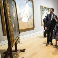 La Reina Letizia y el Príncipe Carlos ante un retrato de la Princesa Beatriz en la inauguración de la Exposición 'Sorolla: Spanish Master of Light'