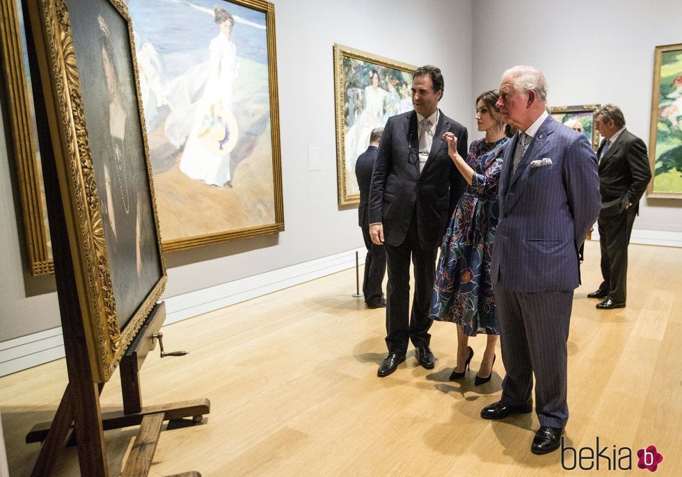 La Reina Letizia y el Príncipe Carlos ante un retrato de la Princesa Beatriz en la inauguración de la Exposición 'Sorolla: Spanish Master of Light'