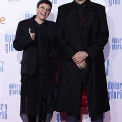 Eva Hache y Jöns Andrés Papila en la alfombra roja de 'Dolor y gloria'