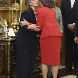 La Reina Sofía besa a la Princesa Irene de Grecia durante una audiencia en Zarzuela