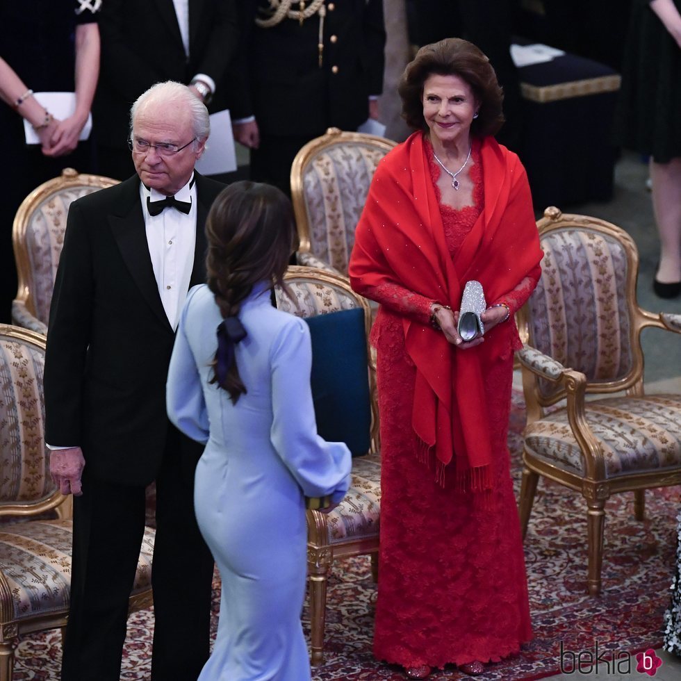 Silvia de Suecia dedica una mirada cómplice a Sofia Hellqvist en presencia de Carlos Gustavo de Suecia