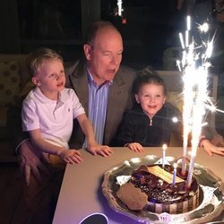 Alberto de Mónaco sopla las velas de su tarta junto a sus hijos Jacques y Gabriella