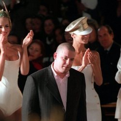 Alexander McQueen en el desfile Alta Costura primavera/verano 1997 de Givenchy
