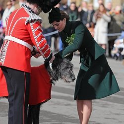 Kate Middleton pone el trébol a la mascota de la Guardia irlandesa