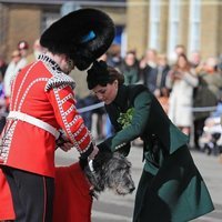 Kate Middleton pone el trébol a la mascota de la Guardia irlandesa